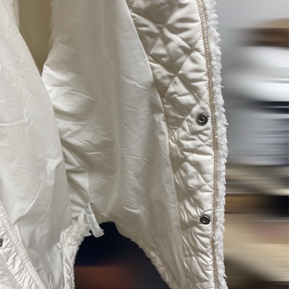 ALO~ Sherpa Edge Shacket Ivory Size XS (2-4) QUILTED Pockets and Elbows. - Picture 7 of 16